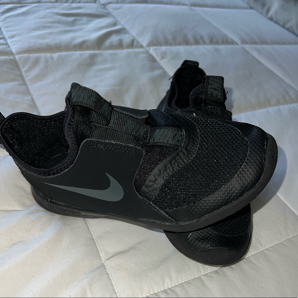 Size 12 C Nike Roshe gently used - smoke free home